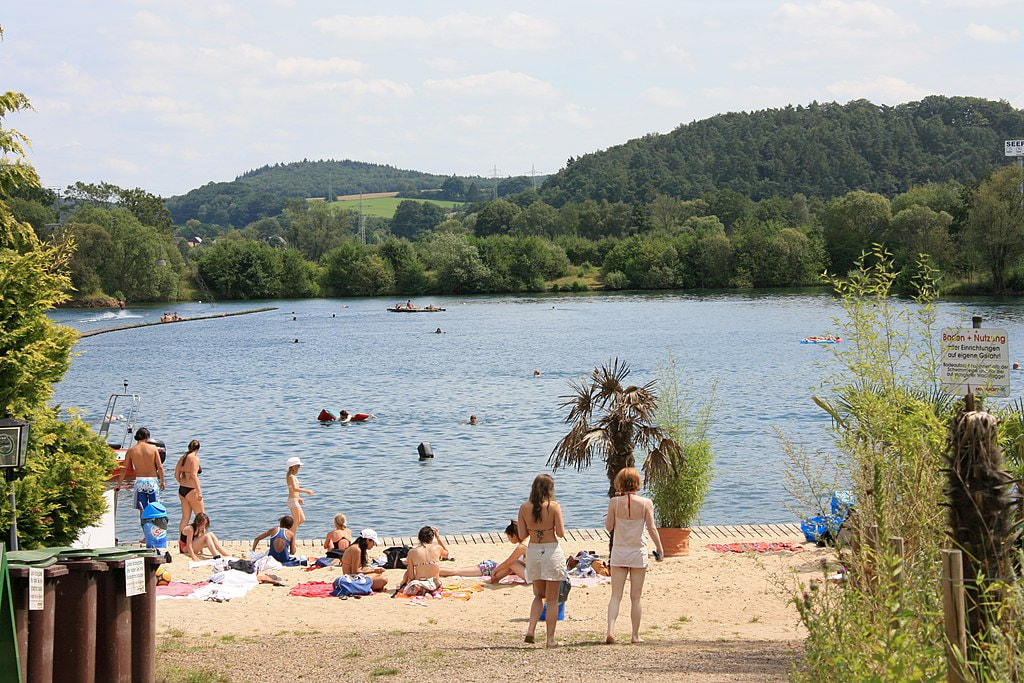 1024px-Badesee_Niederweimar