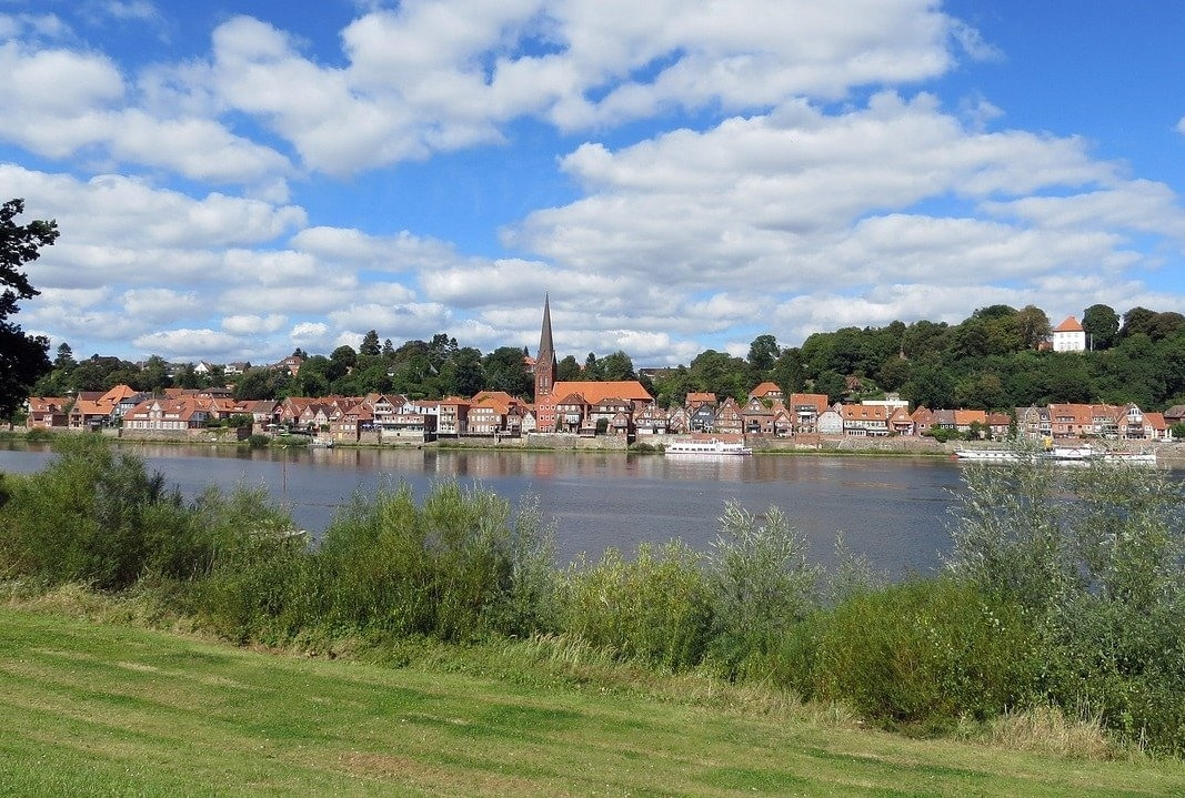 Blick auf Lauenburg über die Elbe