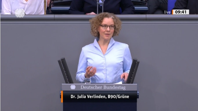 Julia Verlinden am Redepult im Bundestag
