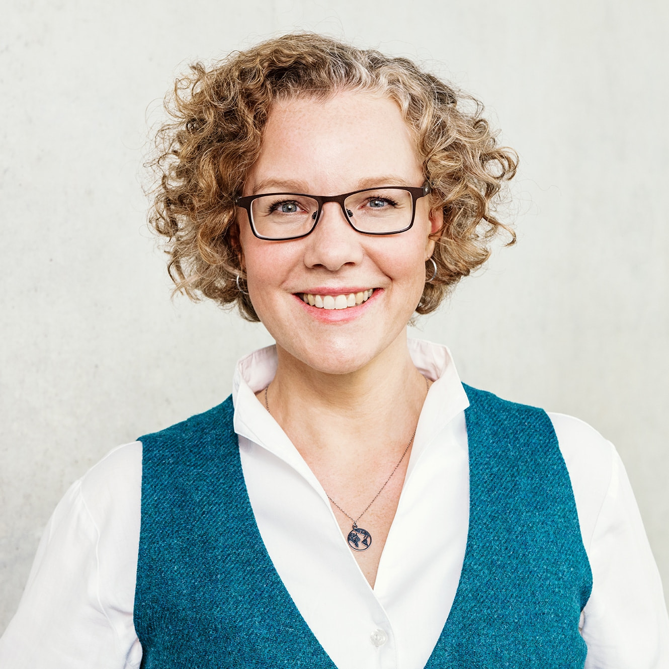 Julia-lacht-vor-grauer-Wand-nah2_Vorschau-Pressedownload