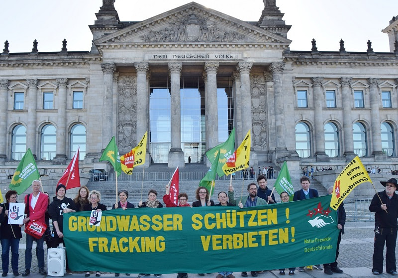 150507_Verlinden-mit-Fracking-GegernInnen-02