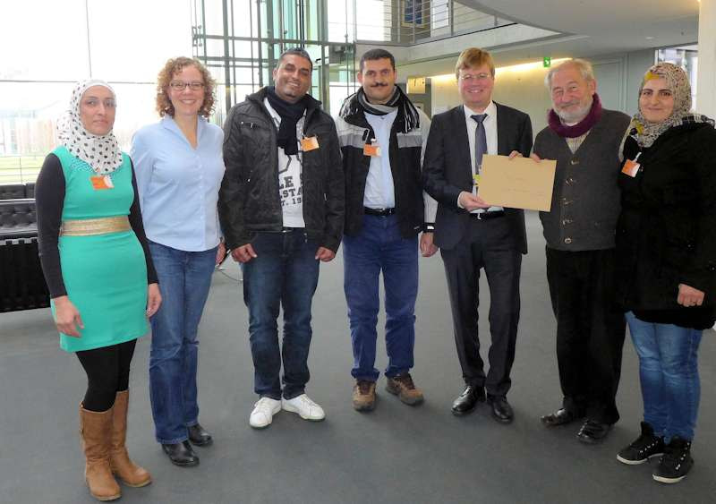 161125_Verlinden-mit-Syrern-Briefuebergabe-01_klein