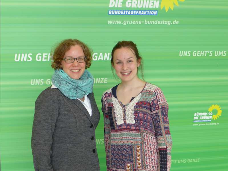 170427_Julia-Verlinden-mit-Charlotte-Steinhausen-im-Bundestag_03_web_01