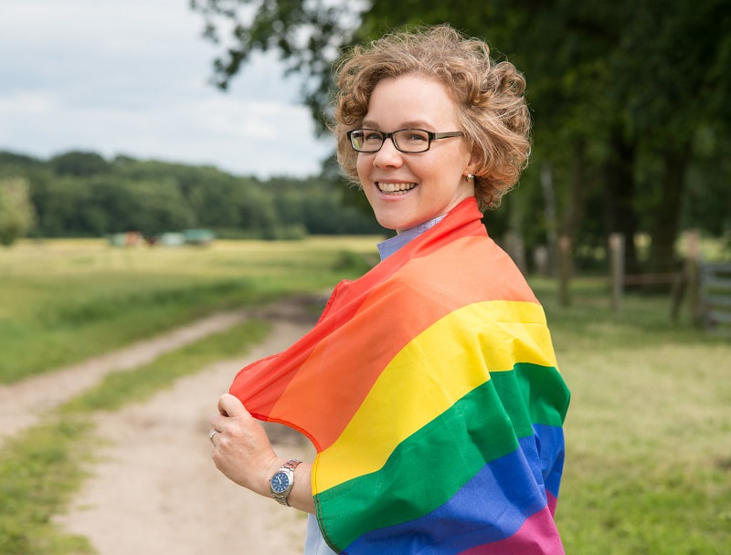 1707-Verlinden-mit-Regenbogenfahne-web