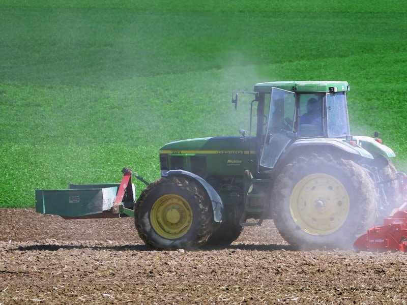 180605_Verlinden_Quelle_Pixabay_tractor-3336551_1920