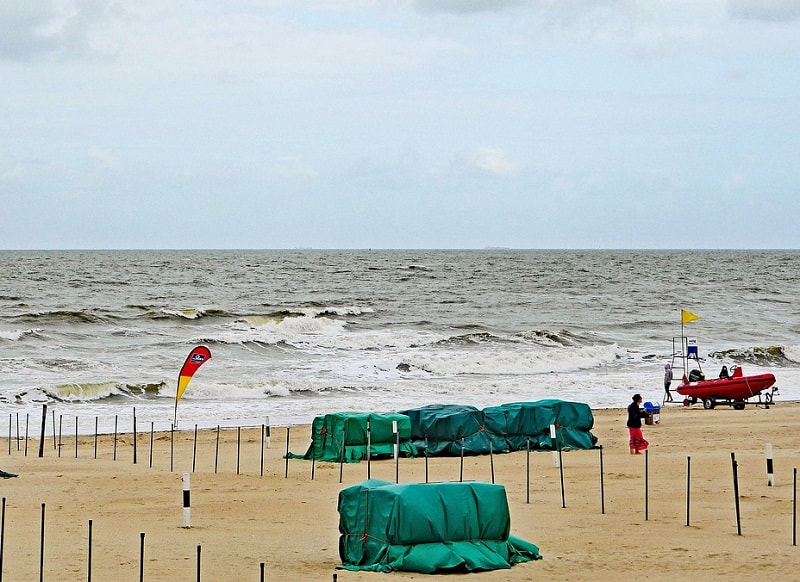 stürmisches Meer und Strand