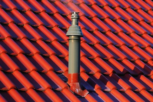 Heizungsschornstein auf einem rot gedeckten Dach