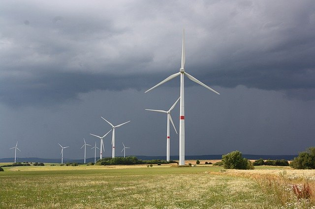 Windräder vor dunklem Himmel