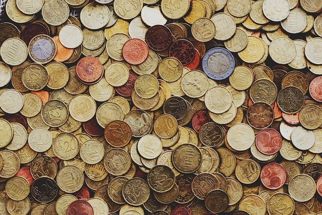 viele Euro- und Centmünzen