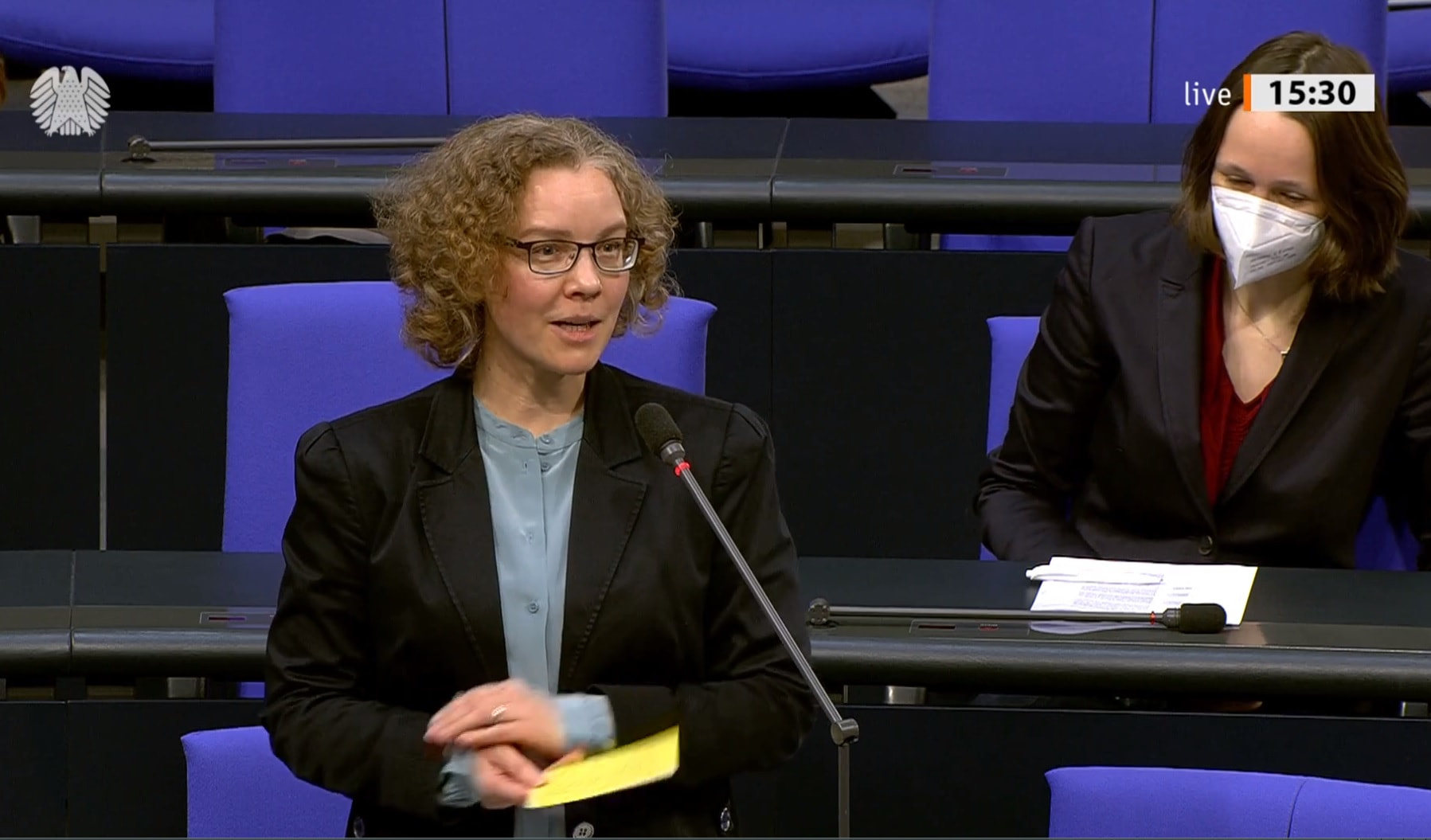 Julia Verlinden am Mikrofon im Bundestag