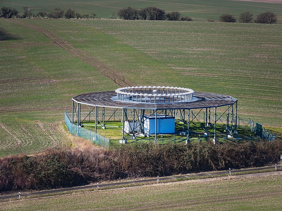 Funkfeuer-Anlage auf einem Feld