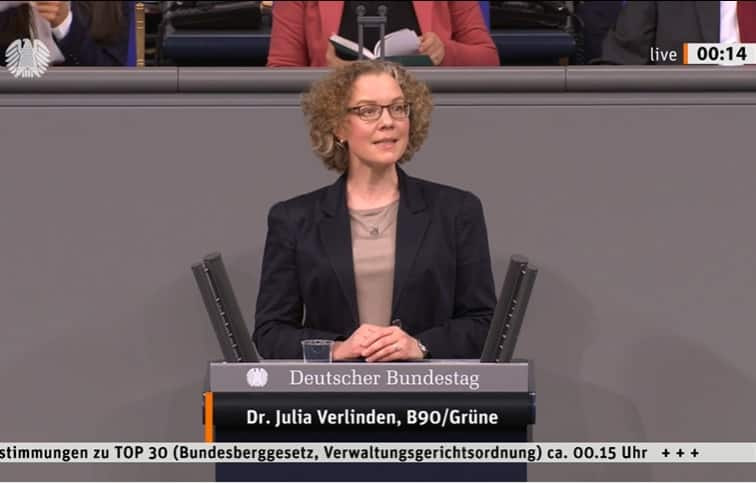 Julia Verlinden am Redepult im Bundestag