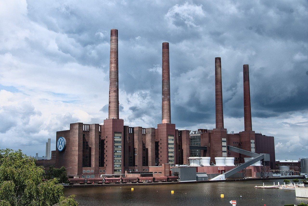 Kraftwerk mit vier Schornsteinen bei VW in Wolfsburg