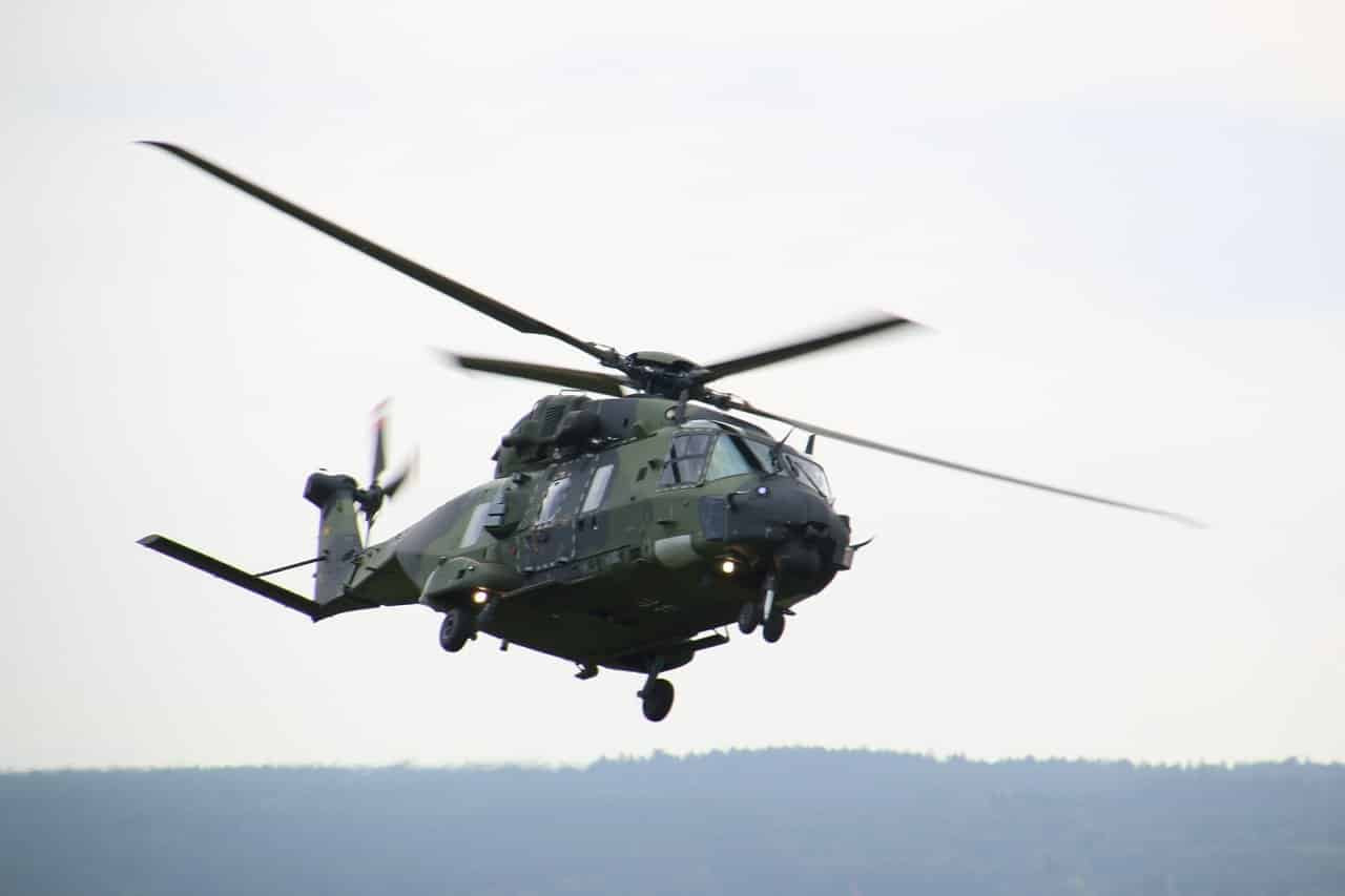 Bundeswehrhubschrauber im Tiefflug