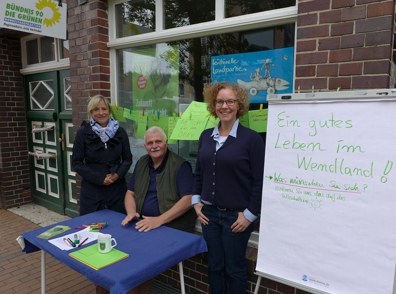 Dagmar Schulz, Eckhart Tietke und Julia Verlinden vor dem Wahlkreisbüro in Dannenberg
