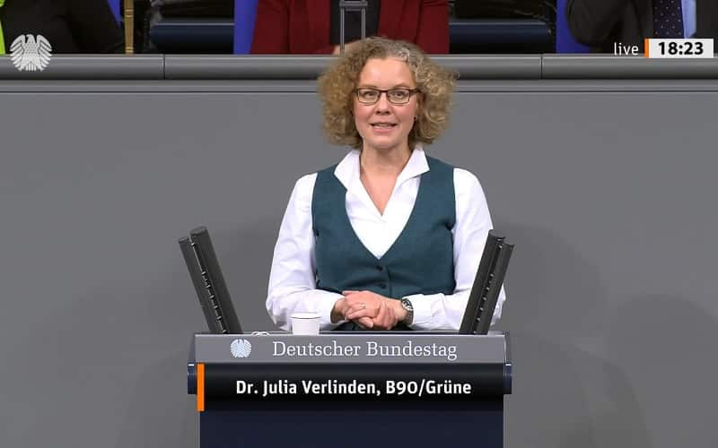 Julia Verlinden am Redepult im Bundestag