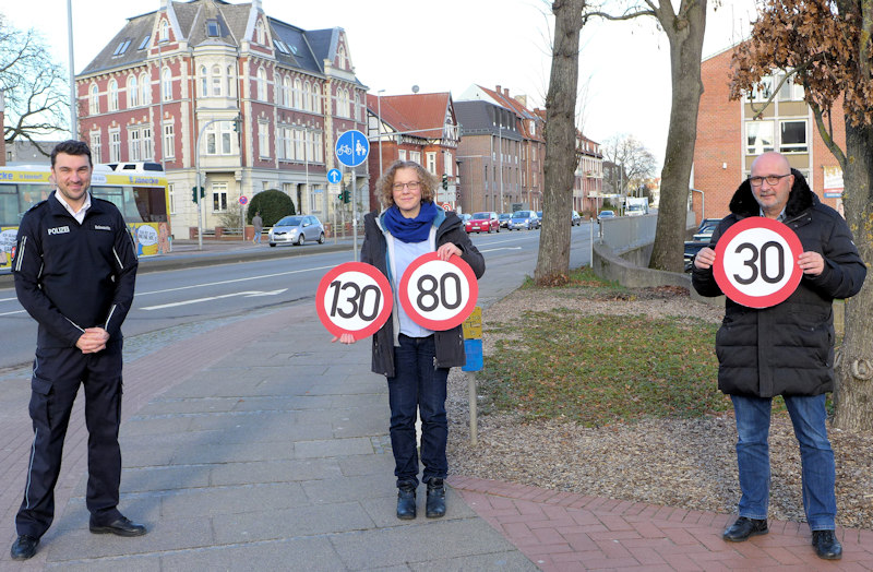 Martin Schwanitz, Julia Verlinden und Detlev Schulz-Hendel bei einer Tempolimit-Aktion in Lüneburg