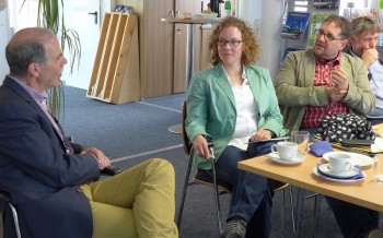 Julia Verlinden und Peter Meiwald diskutieren mit Hans Joachim Schweinsberg über die Verwendung von Kavernen