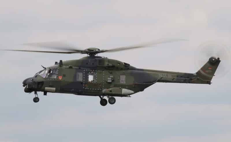 Militär-Hubschrauber in der Luft