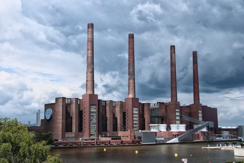 Kraftwerk mit vier Schornsteinen bei VW in Wolfsburg