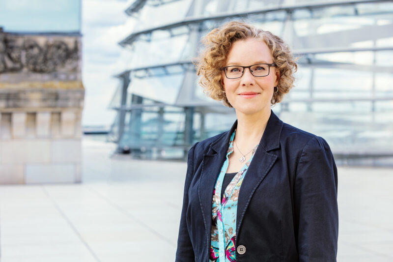 Julia Verlinden vor der Kuppel auf dem Bundestag