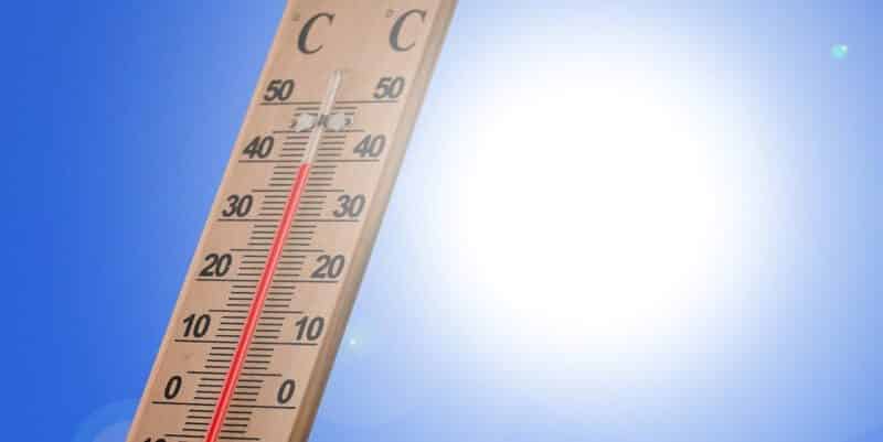 Thermometer vor greller Sonne zeigt 40 Grad