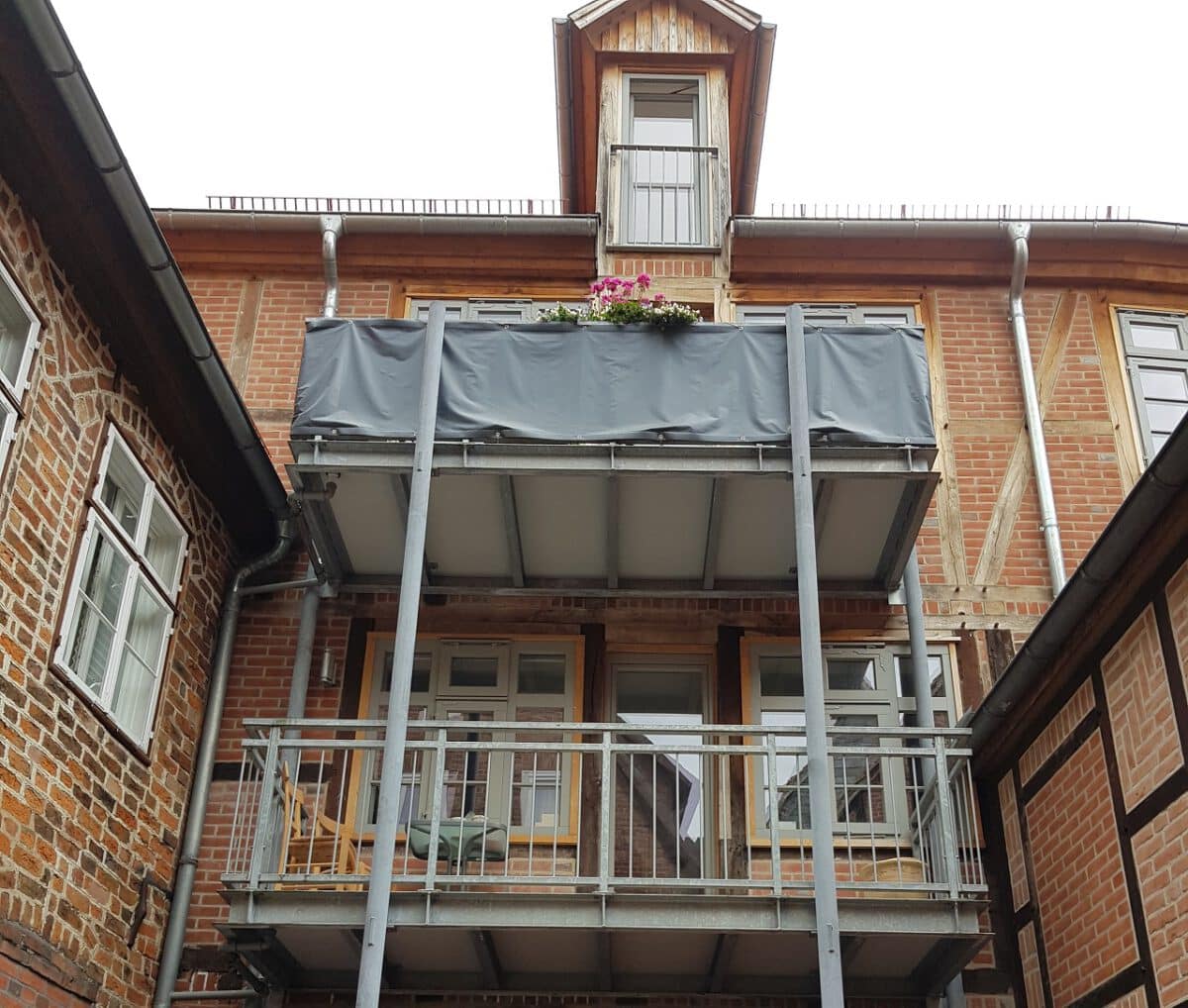 Saniertes Fachwerkhaus mit angebautem Balkon