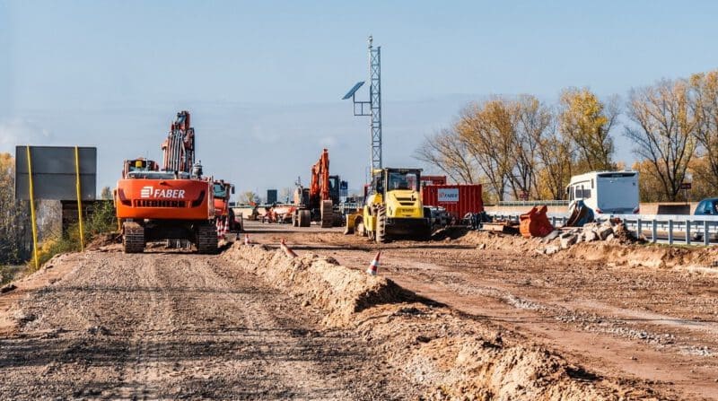 Baustellenfahrzeuge auf Sandpiste