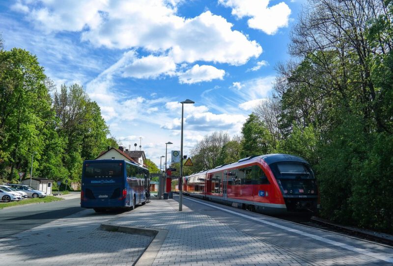 Bus und Regionalbahn an einer Haltestelle