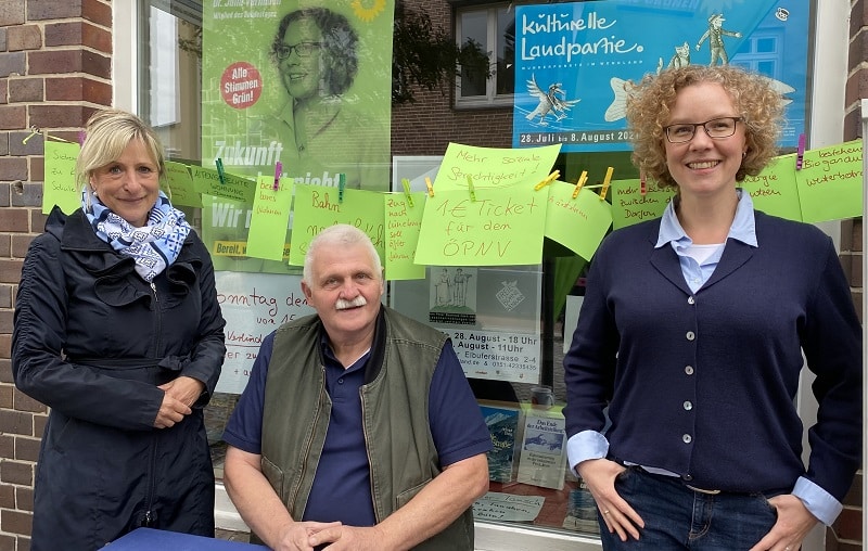 Dagmar Schulz, Eckhart Tietke und Julia Verlinden vor dem Wahlkreisbüro in Dannenberg