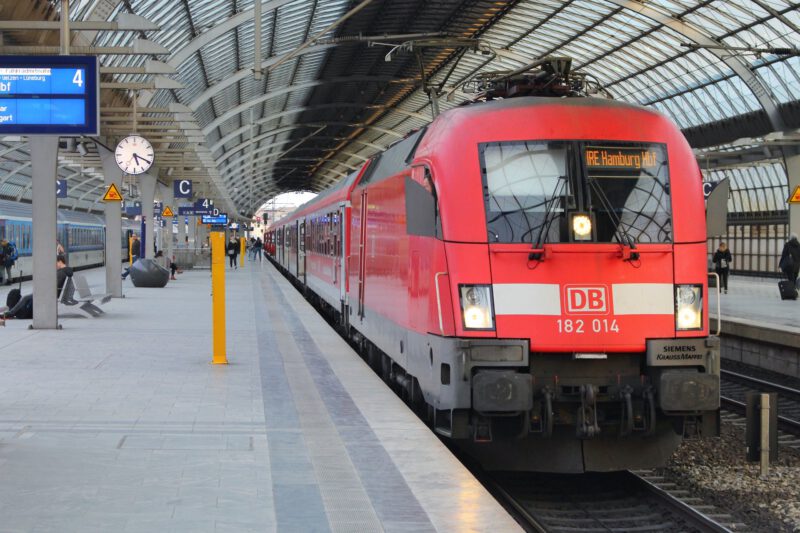 Regionalzug nach Hamburg am Bahnsteig