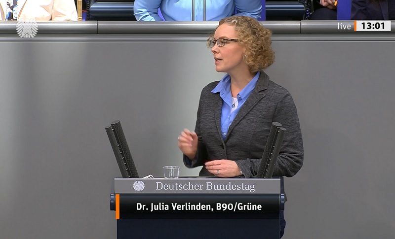 Julia Verlinden am Redepult im Bundestag