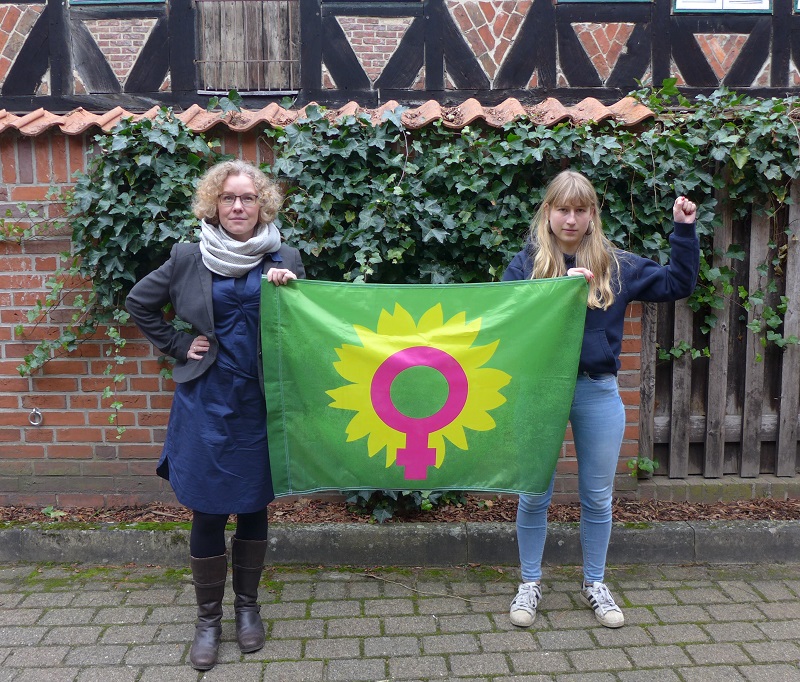 Julia Verlinden und Andrea Kabasci mit Frauen-Fahne