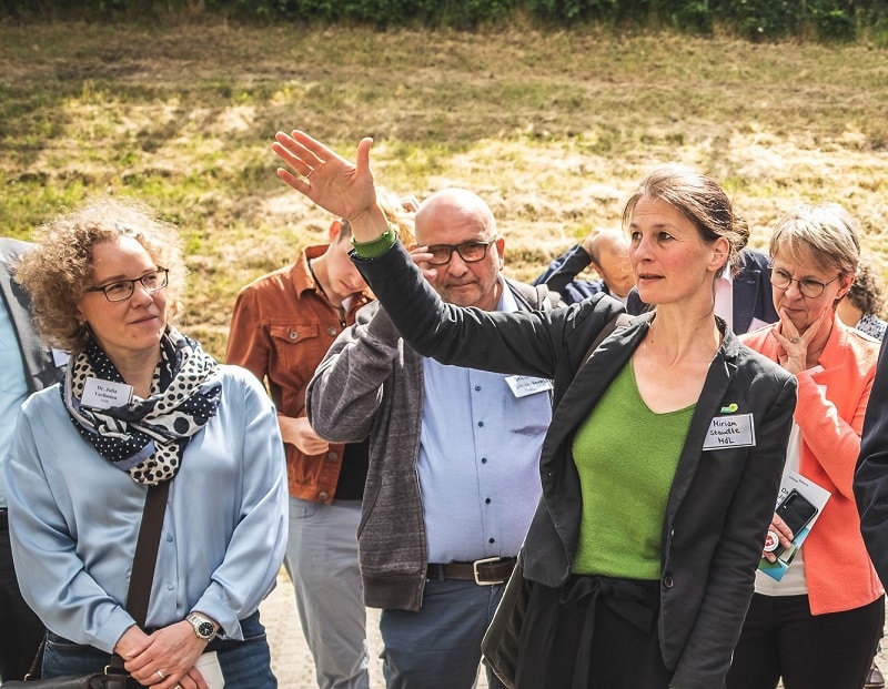 Julia Verlinden mit Detlev Schulz-Hendel und Miriam Staudte beim Besuch der Schleuse Scharnebeck